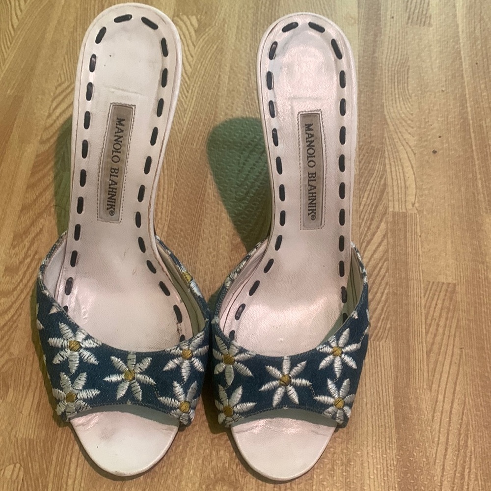 Women’s size 9/39 Manolo Blahnik embroidered daisy pumps